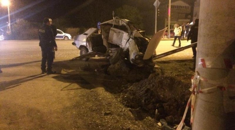 Işık ihlali yapan kamyon otomobili hurdaya çevirdi