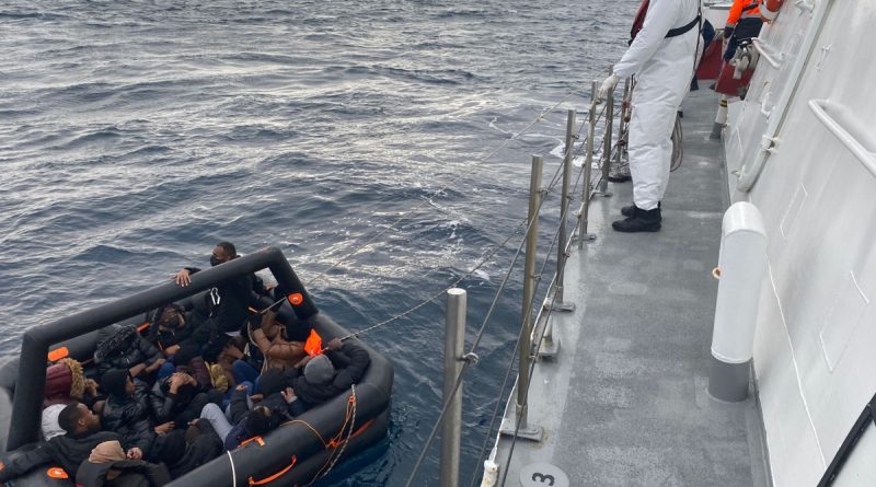 İzmir açıklarında 48 düzensiz göçmen yakalandı