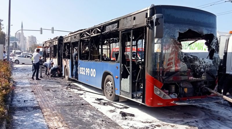 İzmir'de belediye otobüsü alevlere teslim oldu