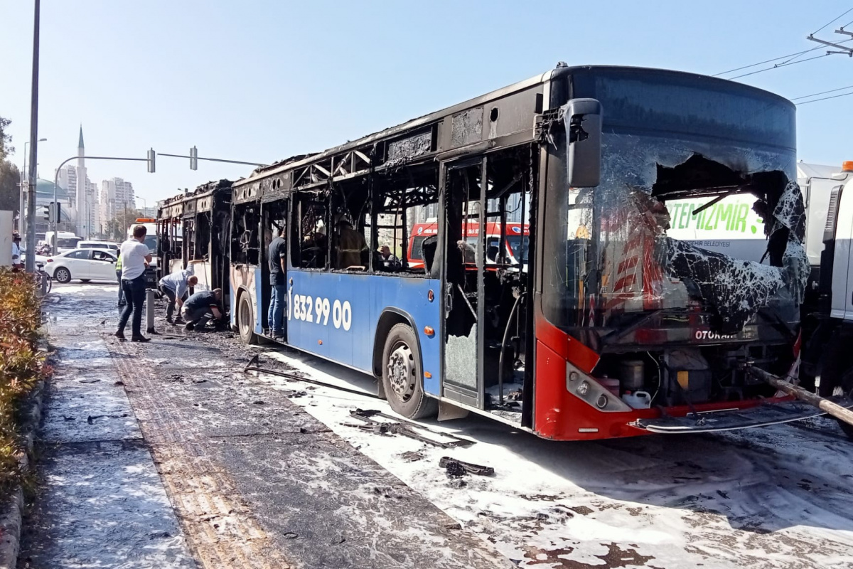 İzmir'de belediye otobüsü alevlere teslim oldu
