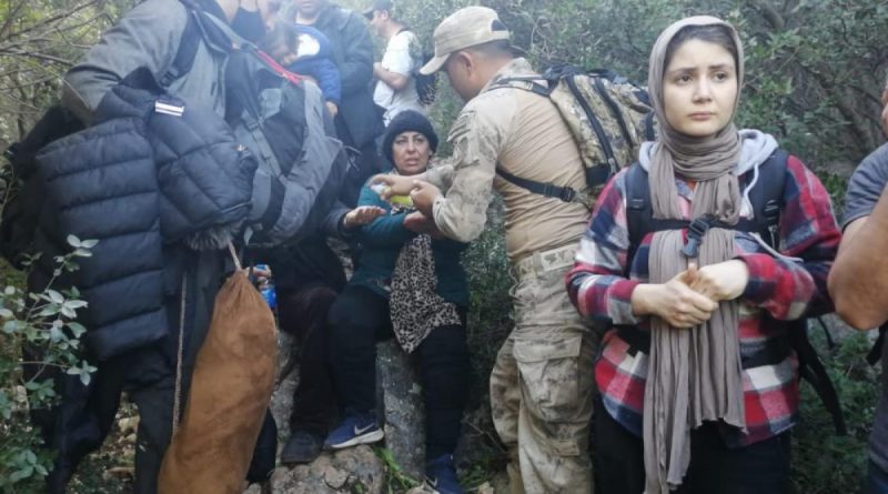 İzmir'de jandarmadan göçmen operasyonu: 12 insan kaçakçısı yakalandı