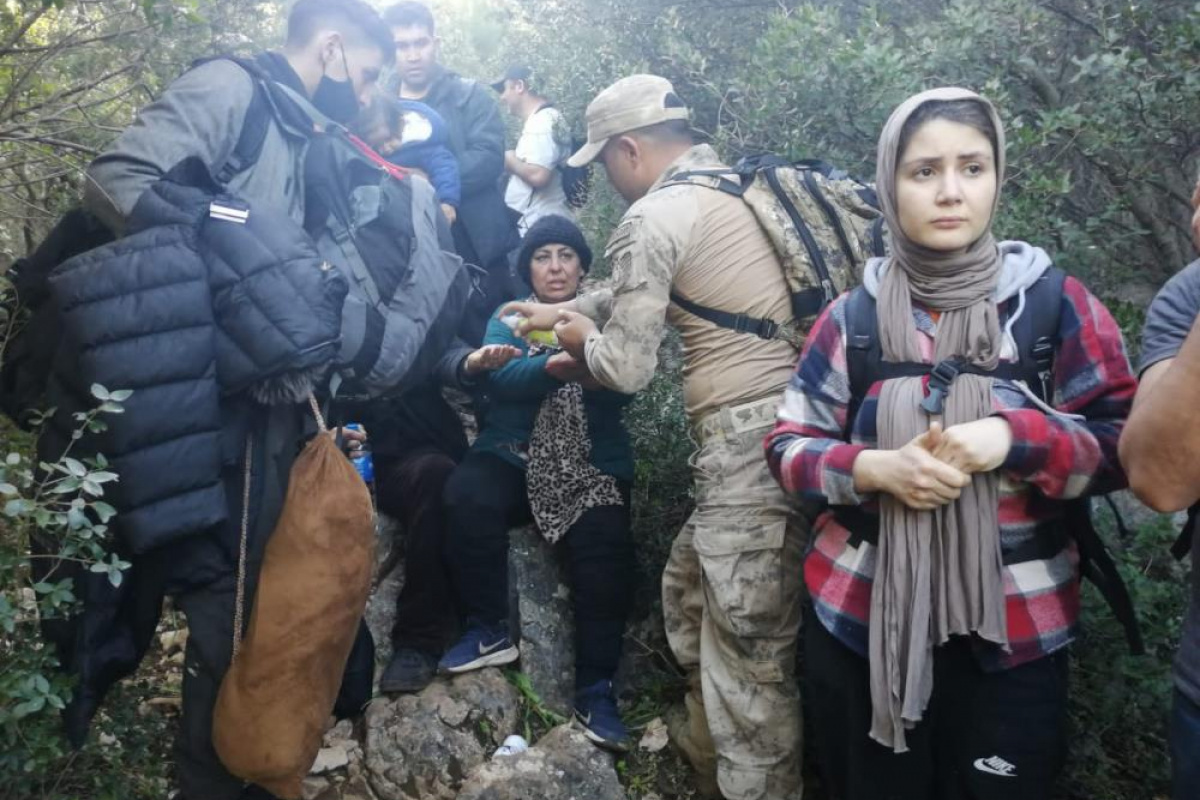 İzmir'de jandarmadan göçmen operasyonu: 12 insan kaçakçısı yakalandı