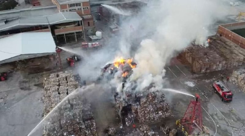 İzmir’de kağıt depolama alanında yangın