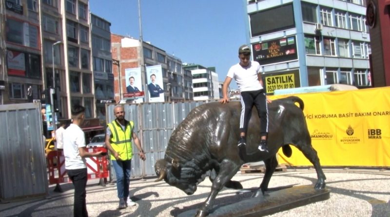 Kadıköy’de, bakıma alınan Boğa Heykeli’nin üzerine çıkıp fotoğraf çektirdi