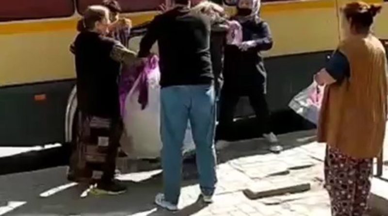 Kağıt toplayıcısı kadınların yer anlaşmazlığı saç saça kavgaya dönüştü