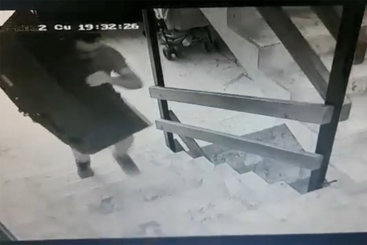 Kameralara aldırmadan televizyonu böyle çaldı