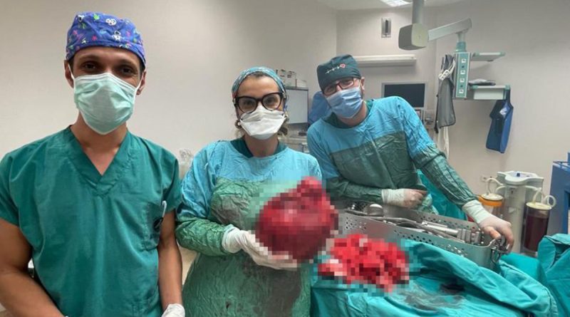 Kars’ta 65 yaşındaki kadından 6 kilo kitle çıkarıldı