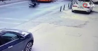 Karşı şeride geçen minibüs taksinin üzerine devrildi