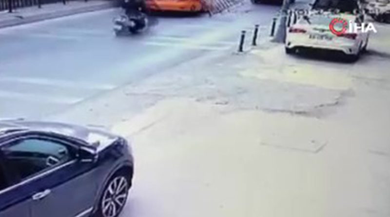 Karşı şeride geçen minibüs taksinin üzerine devrildi