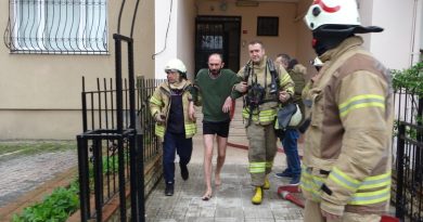 Kartal’da, evindeki yangından konut sakinini itfaiye kurtardı