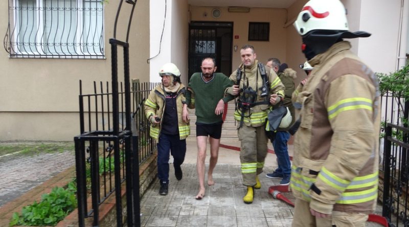 Kartal’da, evindeki yangından konut sakinini itfaiye kurtardı