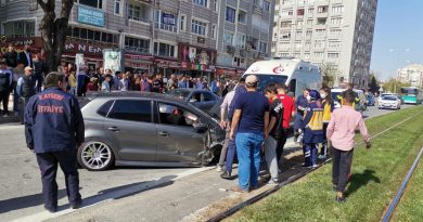 Kaza yapan otomobil 50 metre sürüklendi