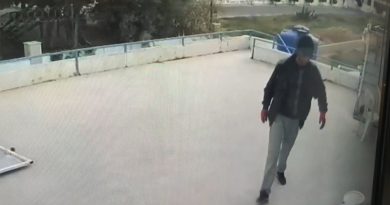 Kendi yeriymiş gibi girdi çalıp, gitti
