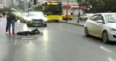 Kendini araçların önüne atarak bayılma numarası yapan dilenci böyle görüntülendi