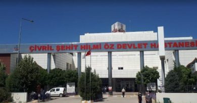 Kendisinden ayrılmak isteyen kadını çocuklarının gözü önünde bıçakladı