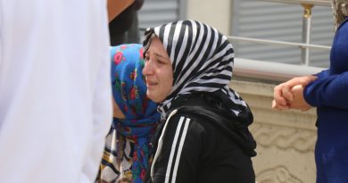 Kirada oturduğu evi yandı, gözyaşları içinde söndürme çalışmalarını izledi