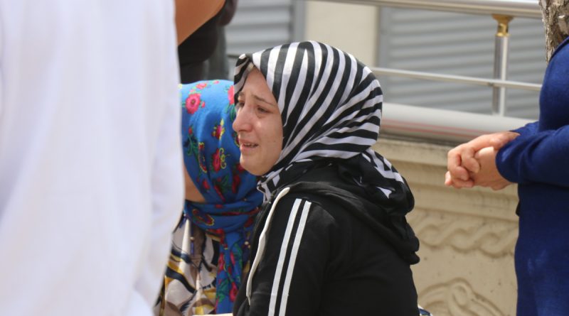 Kirada oturduğu evi yandı, gözyaşları içinde söndürme çalışmalarını izledi