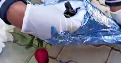 Kırmızı gülün altından uyuşturucu çıktı