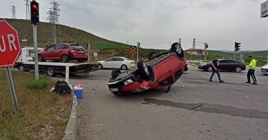 Kırmızı ışıkta bekleyen araca çarpan otomobil ters döndü: 3'ü çocuk 4 yaralı