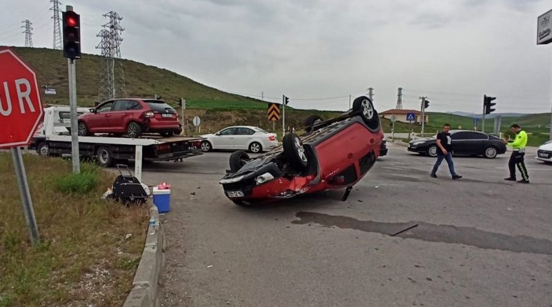 Kırmızı ışıkta bekleyen araca çarpan otomobil ters döndü: 3'ü çocuk 4 yaralı