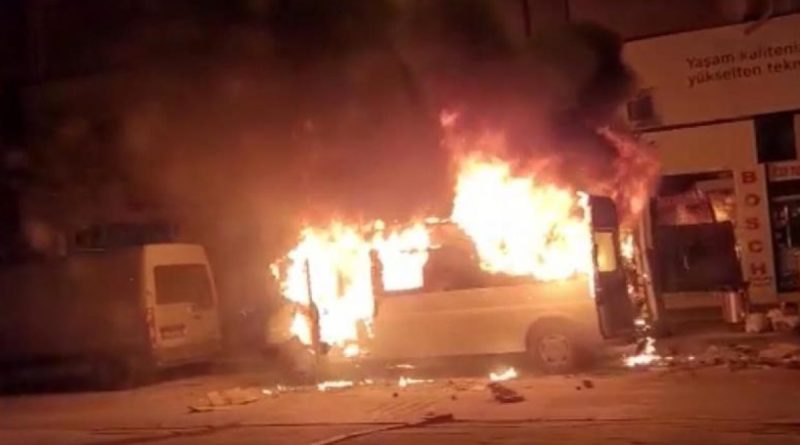 Kontağın çevrilmesiyle transit aniden patlayıp ateş topuna döndü: 1 yaralı