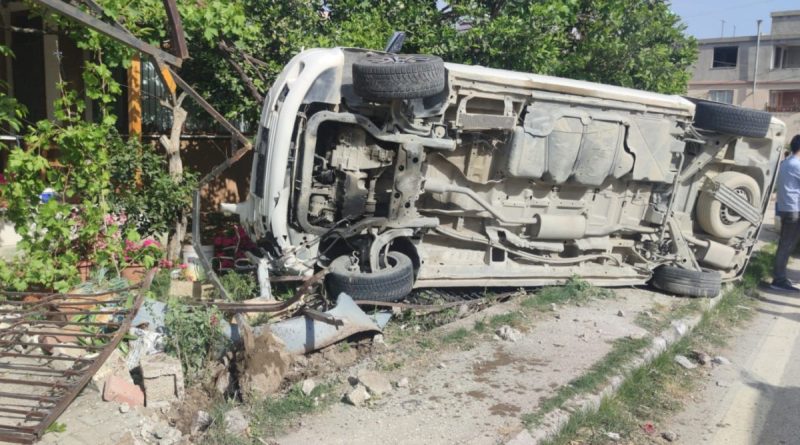 Kontrolden çıkan otomobil evin bahçesine girdi