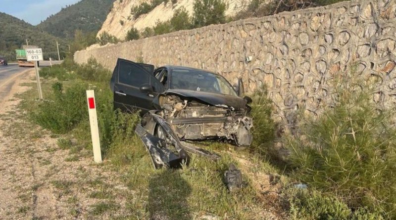 Kontrolden çıkan otomobil istinat duvarına çarparak durabildi