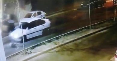 Köpek havlamasından korktu, kaçarken araba çarptı