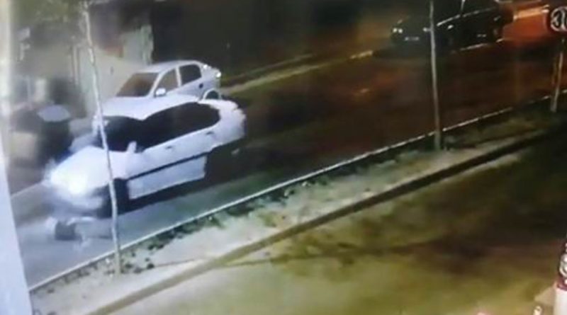 Köpek havlamasından korktu, kaçarken araba çarptı