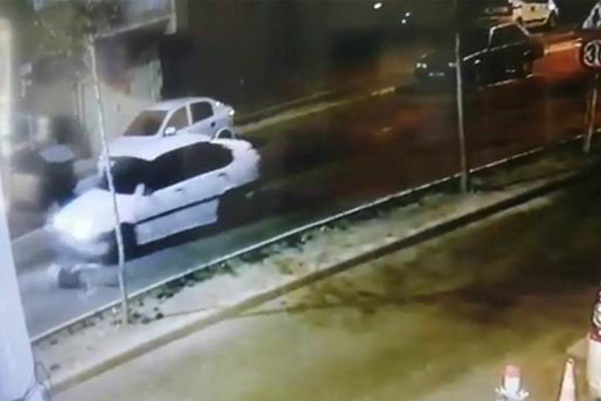 Köpek havlamasından korktu, kaçarken araba çarptı