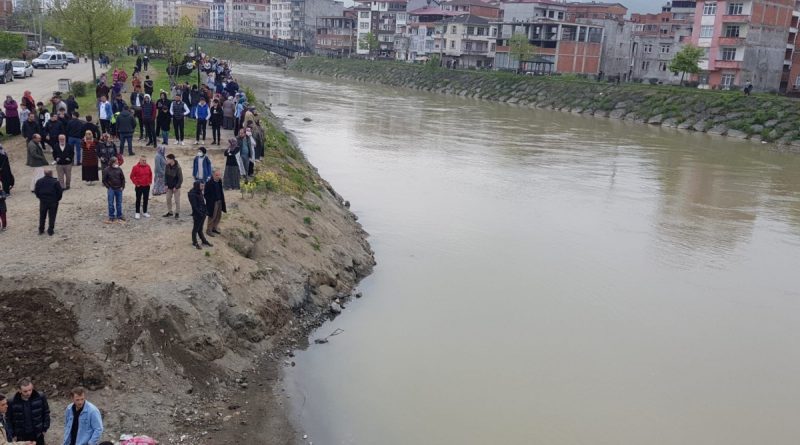 Köprüden dereye düşerek denize sürüklenen 11 yaşındaki çocuğun cansız bedenine ulaşıldı
