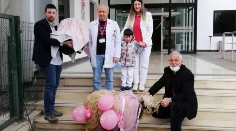 Kovid-19 nedeniyle erken doğan doğan bebek yaşama tutundu