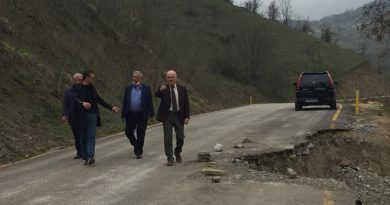 Köy yolu heyelan nedeniyle çöktü