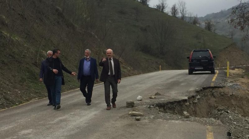 Köy yolu heyelan nedeniyle çöktü