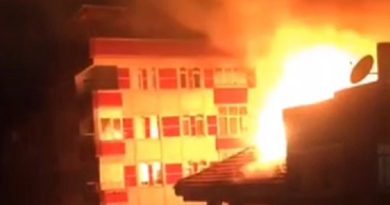 Küçükçekmece’de alevler geceyi aydınlattı