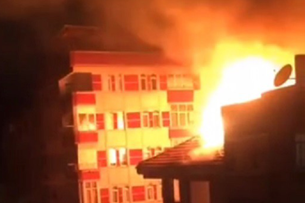 Küçükçekmece’de alevler geceyi aydınlattı