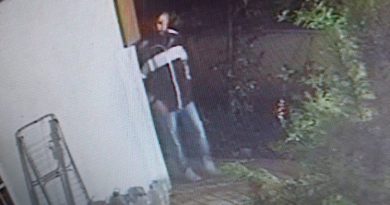 Küçükçekmece’de iftar saati eve giren hırsız kameralara yansıdı