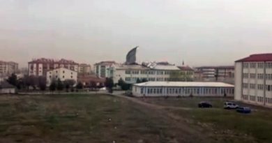 Kuvvetli fırtına okulun çatısını uçurdu
