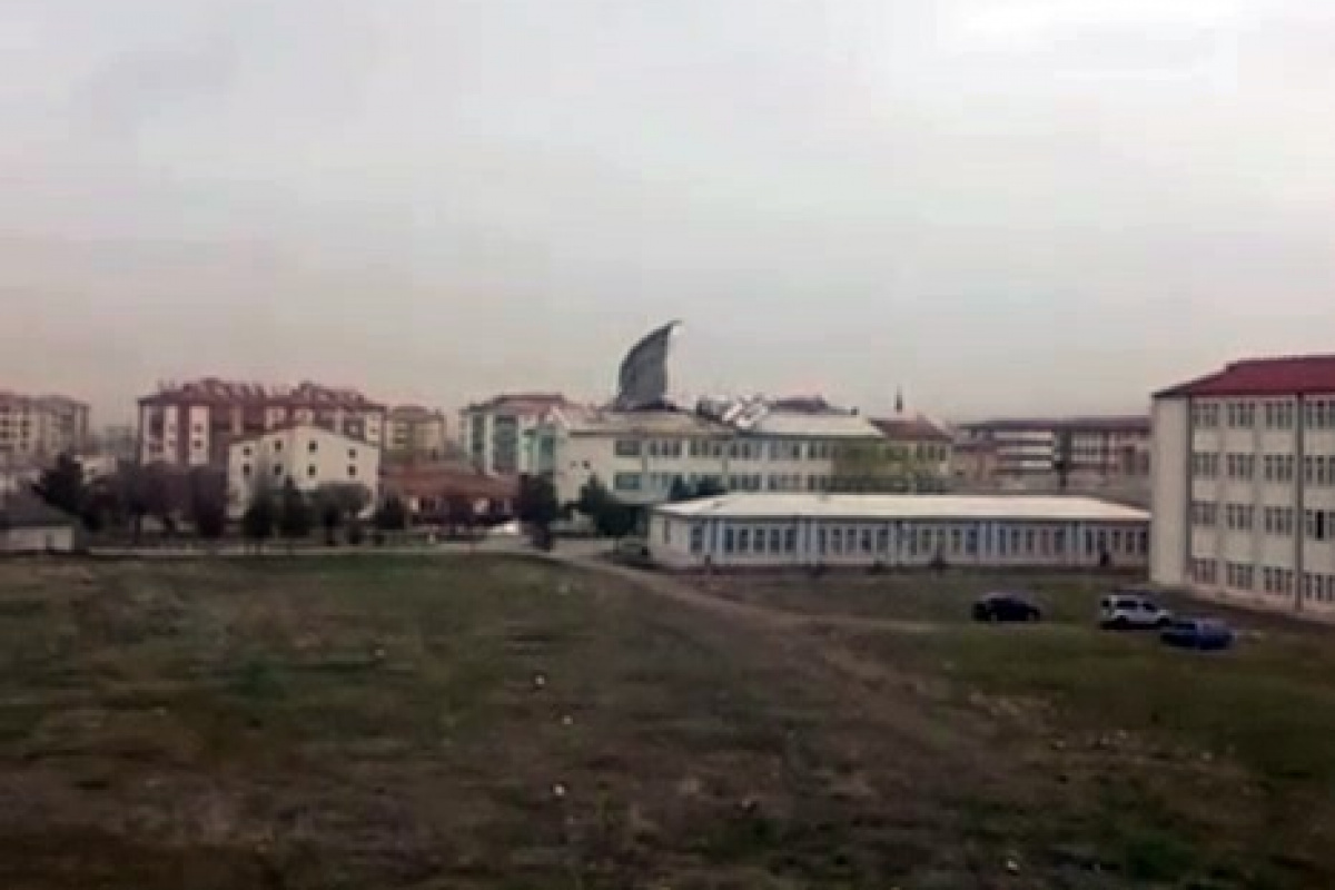 Kuvvetli fırtına okulun çatısını uçurdu