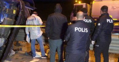 Kuzey Marmara Otoyolu’nda yem yüklü tır devrildi: 1 ölü, 1 yaralı