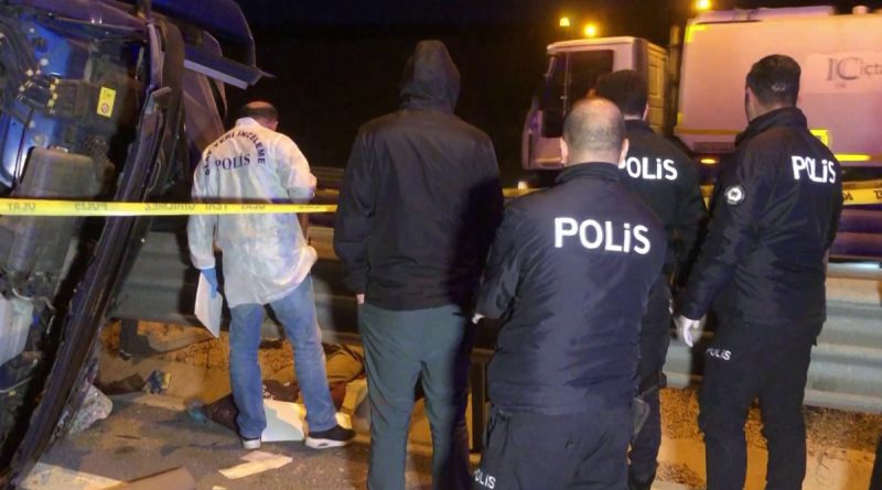 Kuzey Marmara Otoyolu’nda yem yüklü tır devrildi: 1 ölü, 1 yaralı