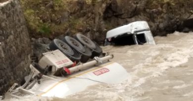 Lastiği patlayan akaryakıt yüklü tanker dereye yuvarlandı: 1 yaralı