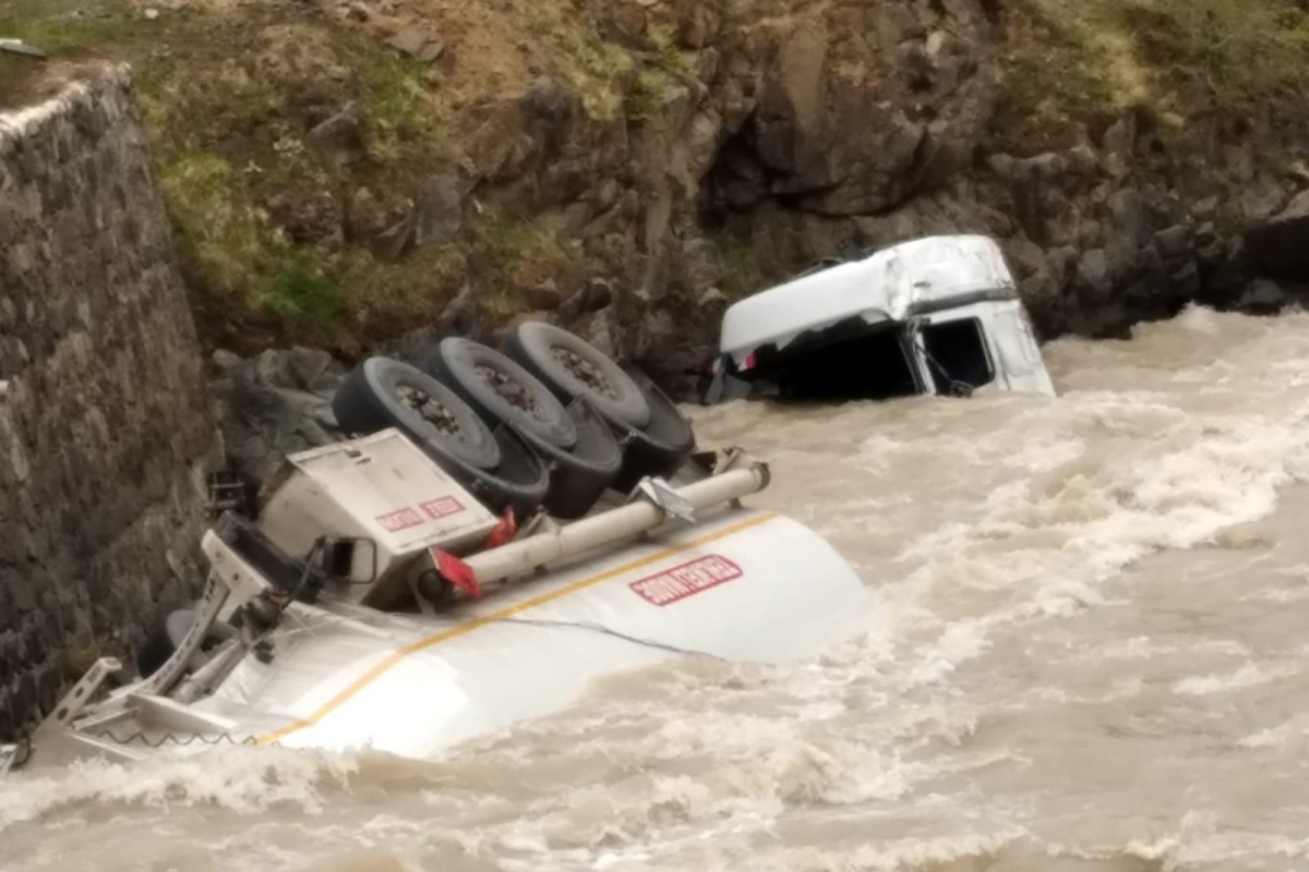 Lastiği patlayan akaryakıt yüklü tanker dereye yuvarlandı: 1 yaralı