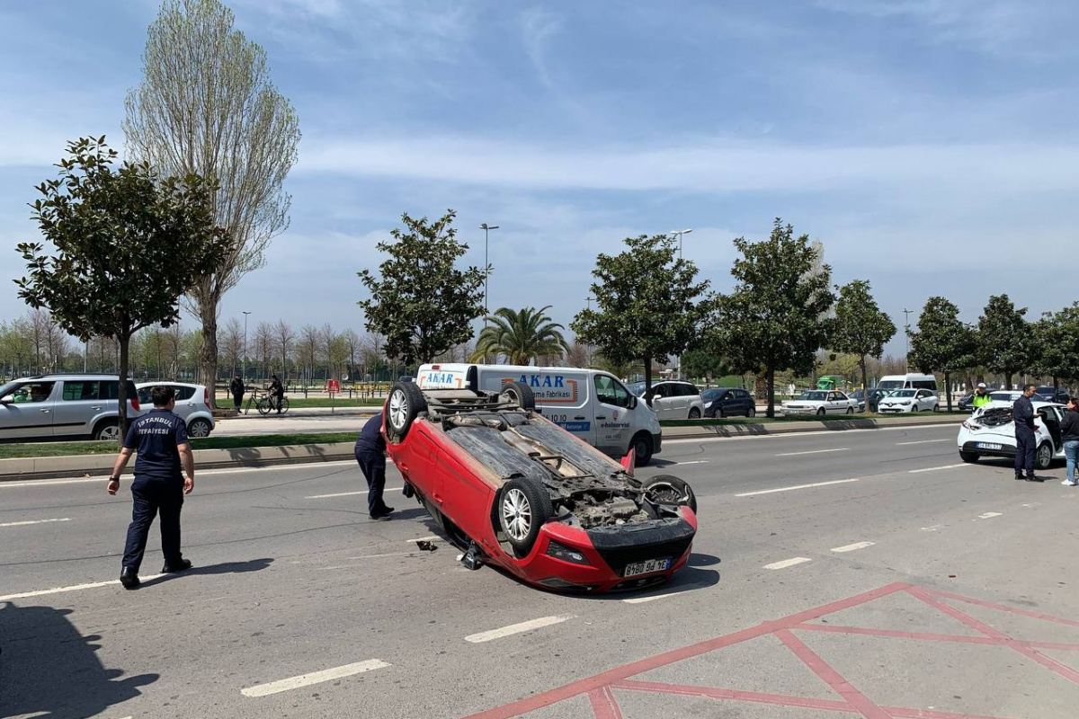 Maltepe’de feci kaza: Kontrolünü kaybeden sürücü, seyir halindeki 3 araca çarparak takla attı