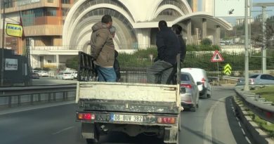 Maltepe'de kamyonet kasasında sohbet eşliğinde tehlikeli yolculuk kamerada