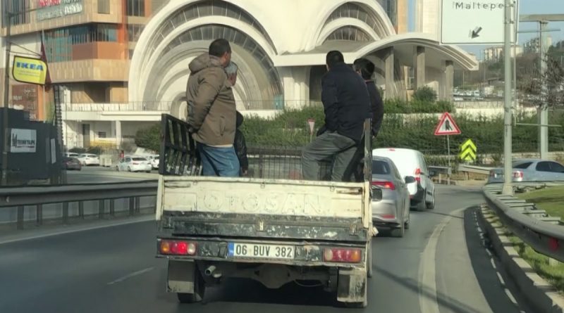 Maltepe'de kamyonet kasasında sohbet eşliğinde tehlikeli yolculuk kamerada