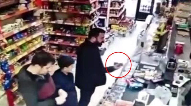 Markette unutulan cep telefonunu çaldı