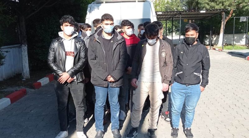 Minibüste 28 kaçak göçmen yakalandı