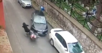 Motosiklet ile araba kafa kafaya çarpıştı