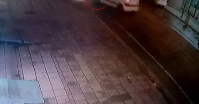 Motosikletle otomobilin kafa kafaya çarpıştığı kaza kamerada